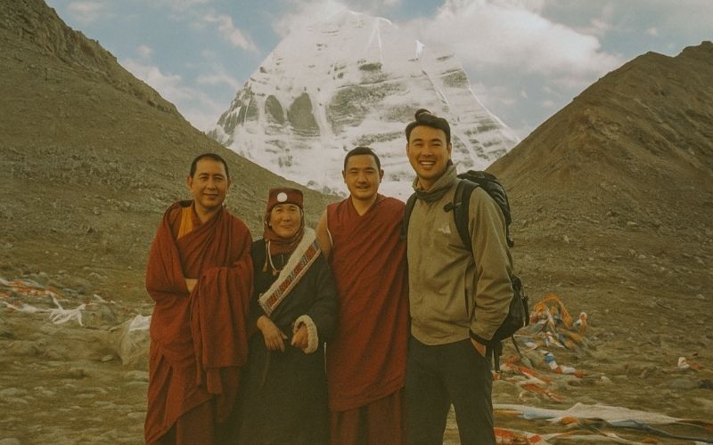 Tibet backpackers take a photo with Tibetans